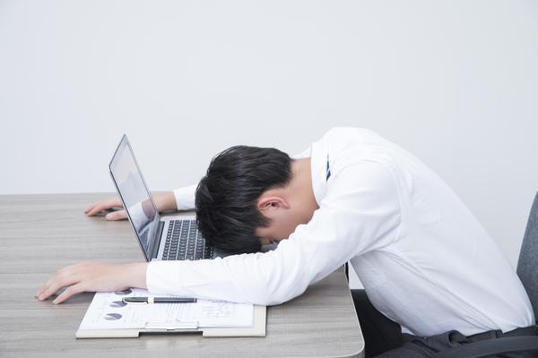 公司股东名片上的职称信息对职场交流有着重要的影响图1