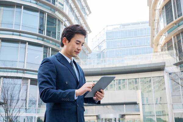 《资产管理专员晋升之路：从初级到高级的成功跨越》 图2