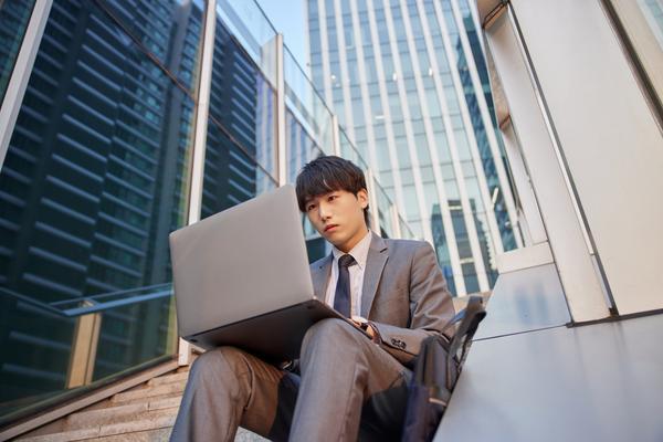 银行职员在工作之余可以成为公司股东吗？图1