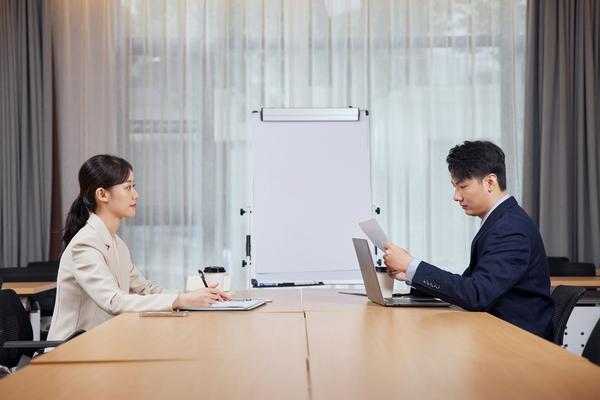 《职场奇闻：在职员工成另一家公司股东，工作与投资两不误》图1
