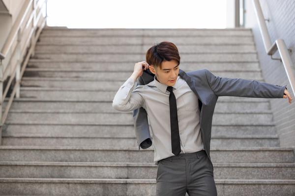 《公司股东不上班也能获得工资吗？揭秘股东权益与薪酬分配》 图1