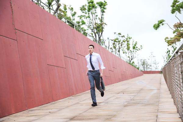 公司组织长跑:如何克服挑战并实现目标?图1