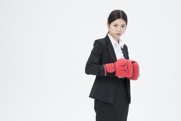 红衣拳手英勇防卫，力战强敌赢得尊重图1