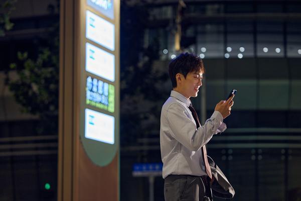 《公司组织聚餐，员工提前下班享受美食时光》 图2