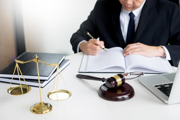 刑辩律师选谁好：专业、经验与口碑的综合考虑图1