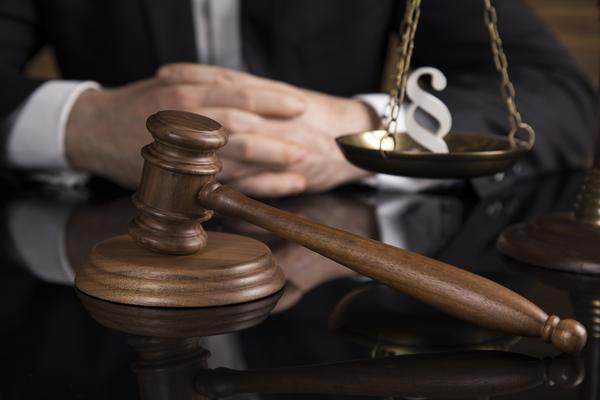 《开水泼乘客事件引发社会广泛关注，依法治国是否该反思》图1