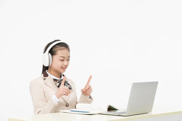 儿童服装店举行大型限时促销活动，吸引众多家长带娃抢购图1