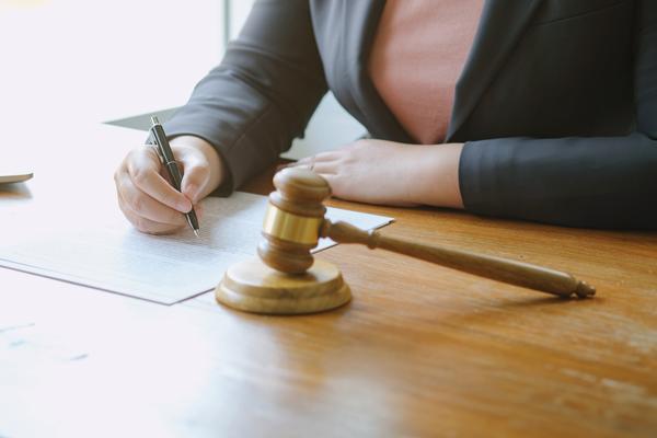 劳动仲裁：为劳动者提供专业法律和服务图1