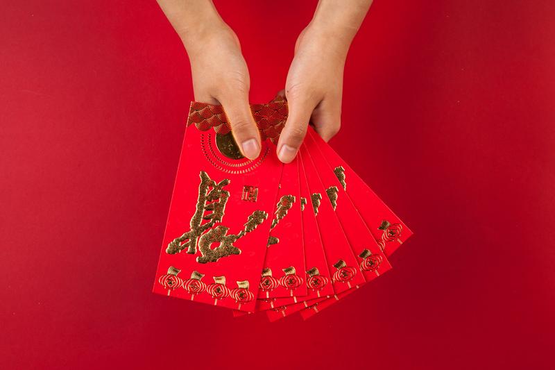 婚礼现场，哥嫂红包大放送，祝福新人幸福美满！ 图2