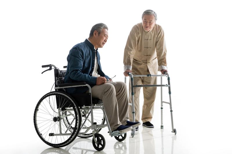 《如何为父母选择合适的养老方式》图1